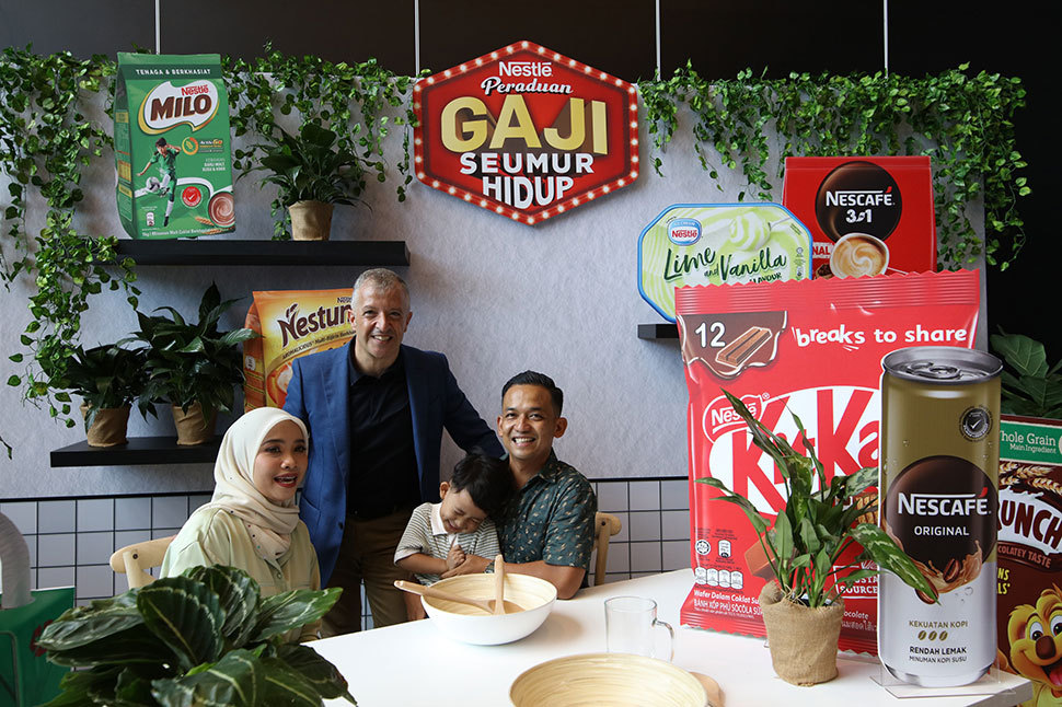 Mr Juan Aranols and Encik Amirrul Hafiz Bin Razak, Grand Prize Winner of Salary for Life 2020