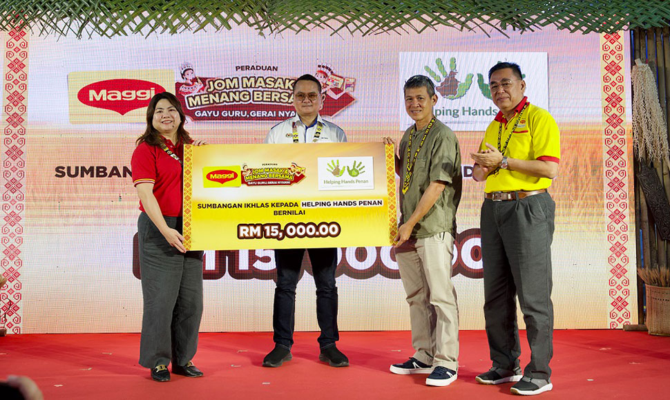 Ms. Ivy Tan Link Cheh presenting cheque of RM15,000 donation