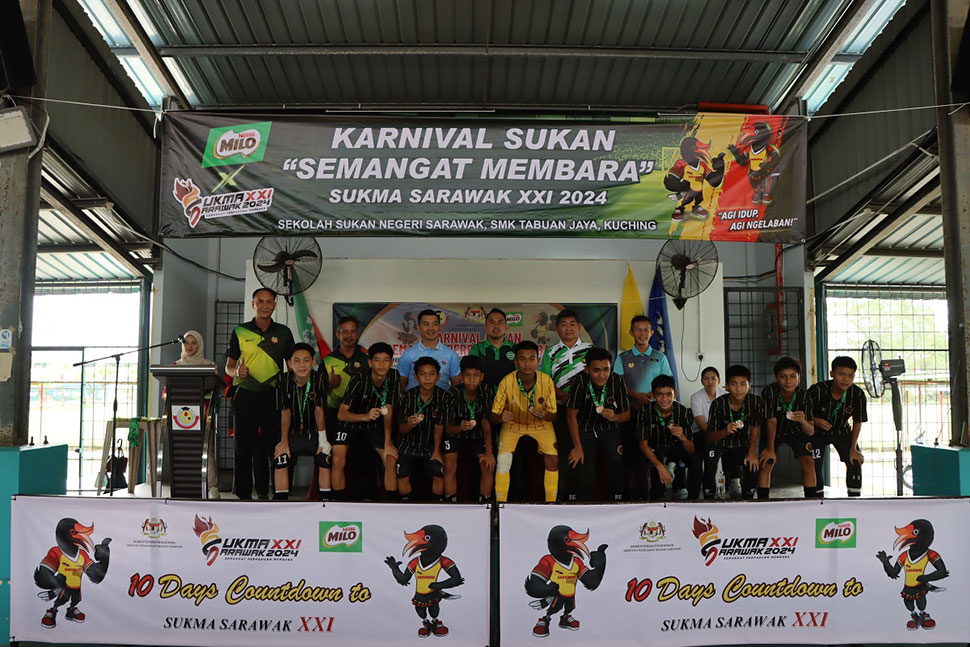 Students and teachers at the Karnival Sukan "Semangat Membara"