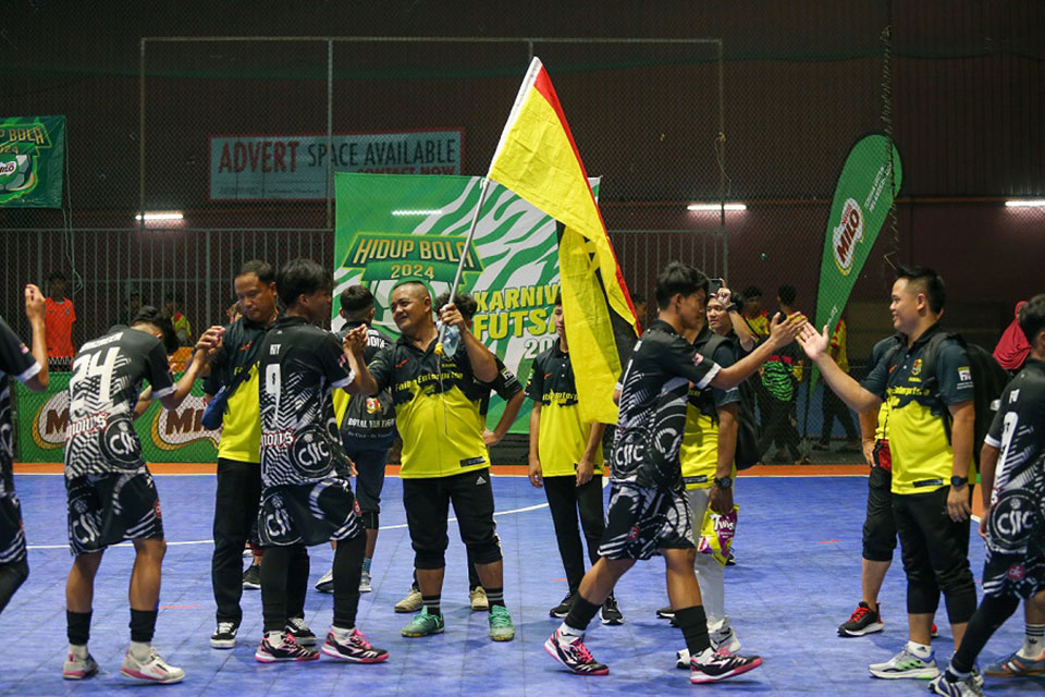 PFA Odin FC shakes hands with their coach