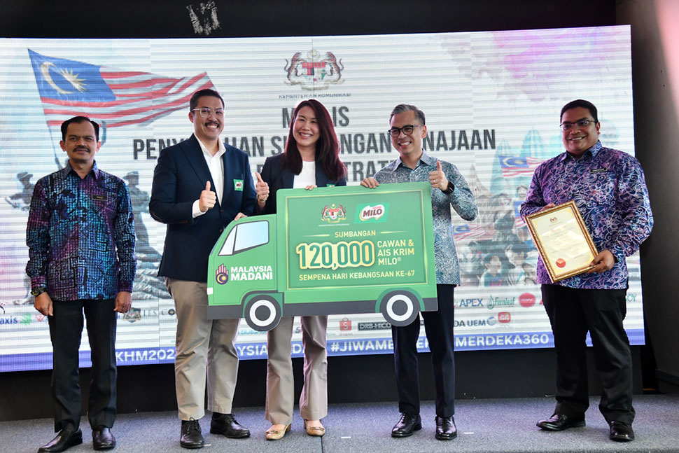 At the mock cheque presentation ceremony for MILO’s contribution to the Ministry of Communications Malaysia