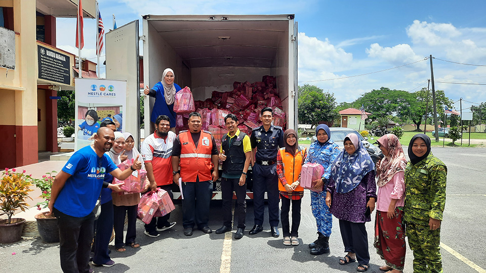Nestlé Malaysia and MRCS volunteers deliver timely aid to flood victims in Kedah
