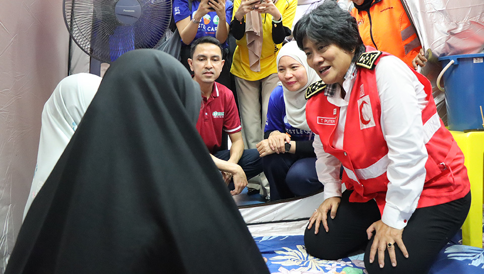 food aid boxes to the Kedah community affected by the monsoon floods