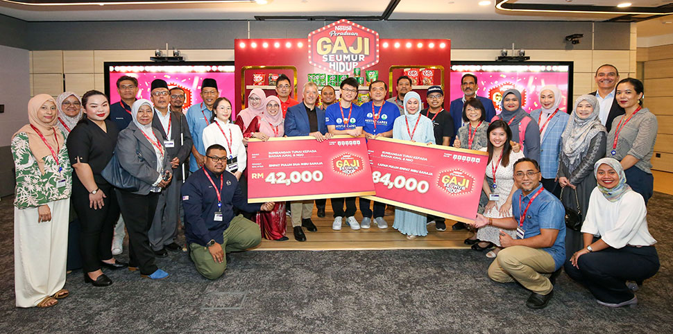 Two grand prize winners of Peraduan Nestlé Gaji Seumur Hidup