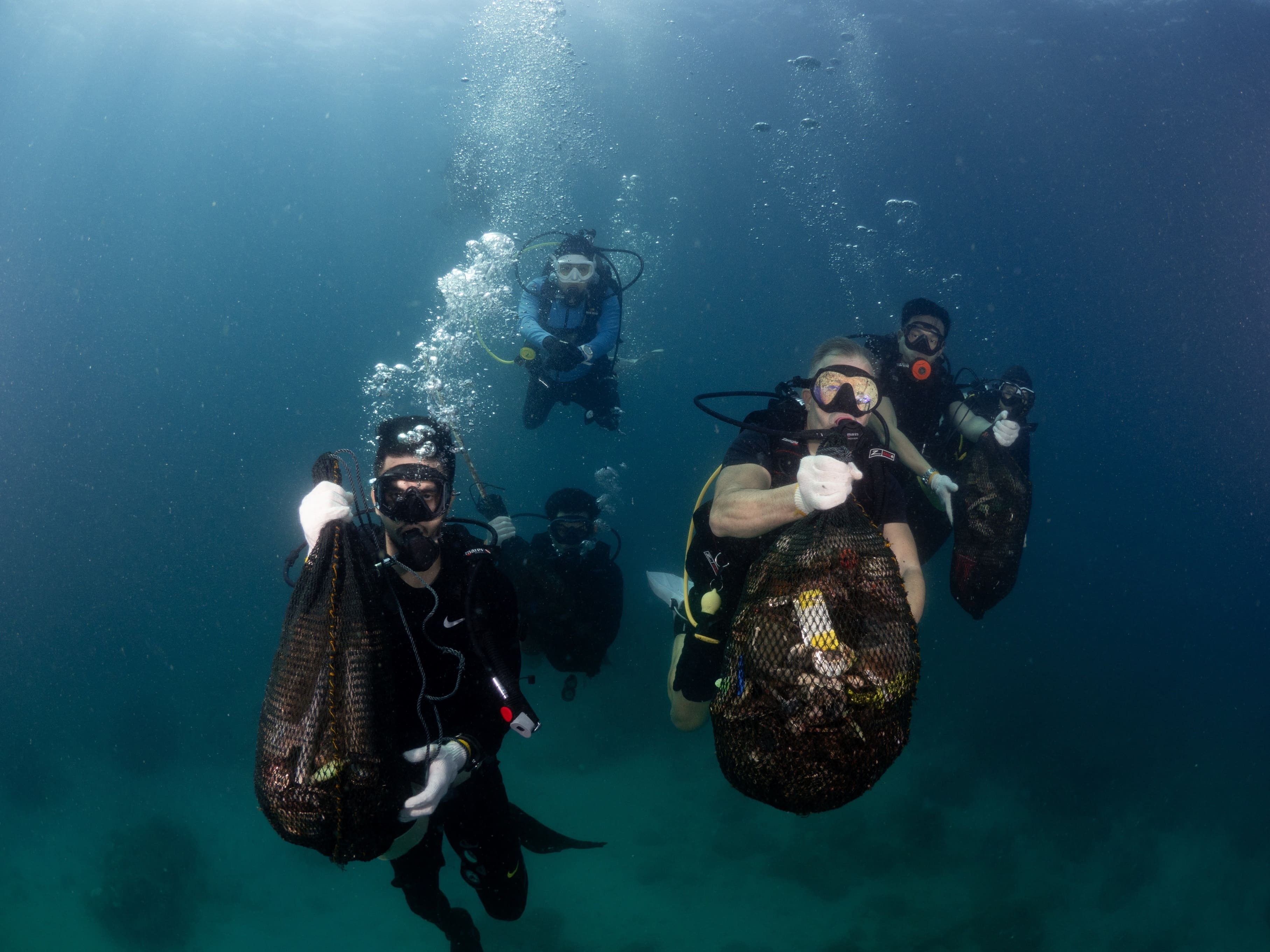 Divers in action for a cleaner ocean!