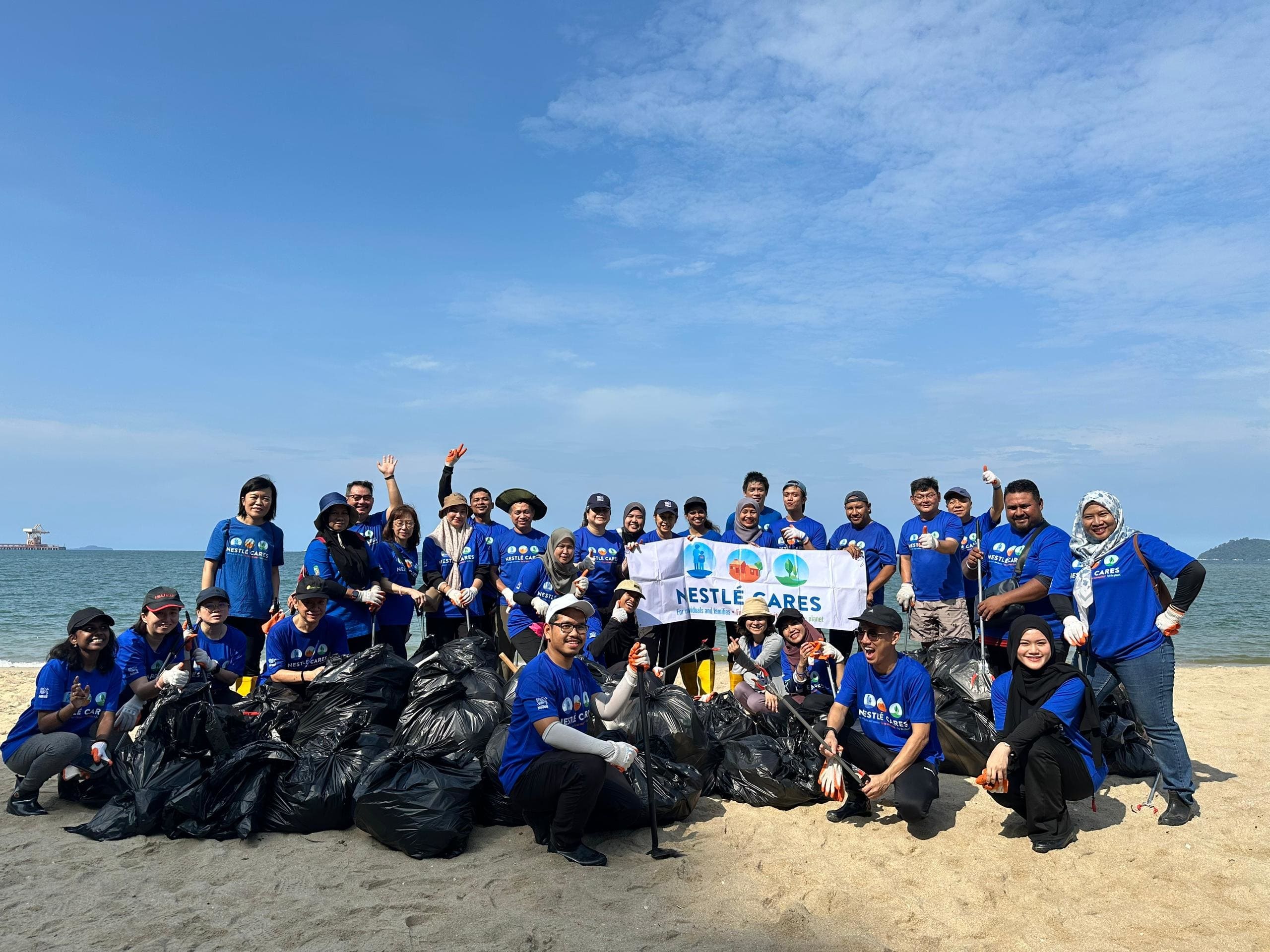 More than 300 Nestlé Cares volunteers rallied together this year for Beach & Underwater Clean-Up efforts in five locations across the nation