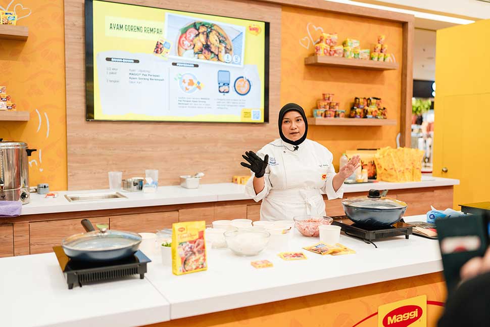 MAGGI® in-house chef, Chef Sharifah, showcasing how to prepare Ayam Goreng Rempah with MAGGI®