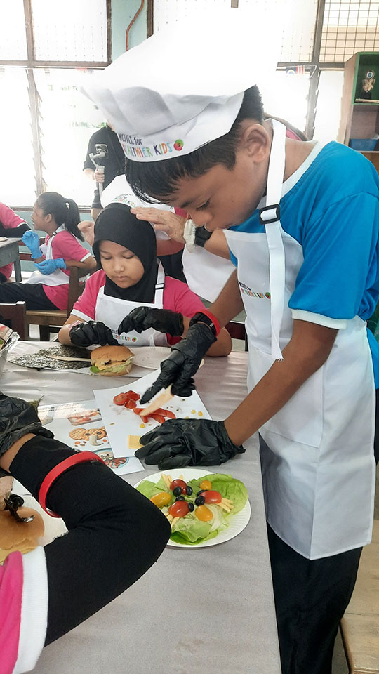 Children of SK Kepong Baru get hands-on during the N4HK PARENPRO cooking competition, making healthy eating fun and engaging.