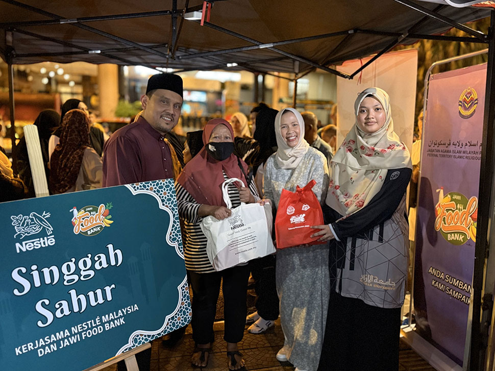 Nestlé team delivering 5,000 pre-dawn meals across the Klang Valley