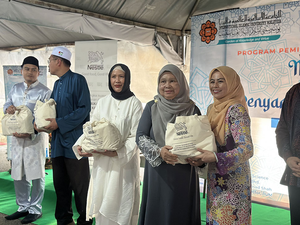 gotong-royong initiatives, with students and volunteers helping to prepare and distribute MAGGI Bubur Lambuk to several East Coast communities