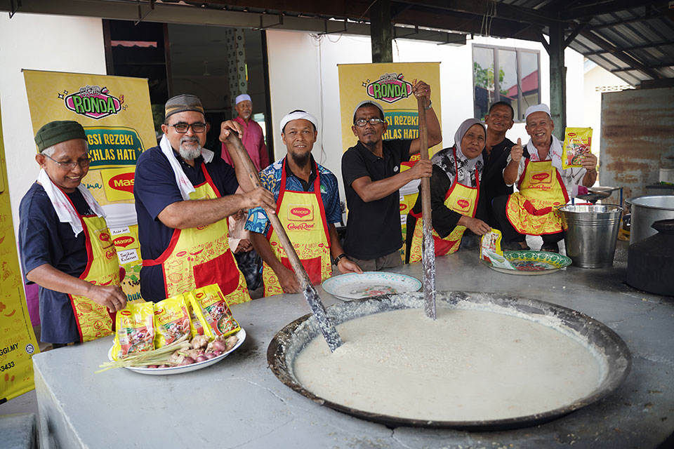 Community Cook Encik Che Ahmad bin Abd Hamid and his neighbours cooked Kanji