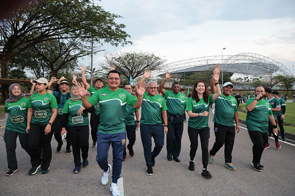 With crowd for the MILO Breakfast Run