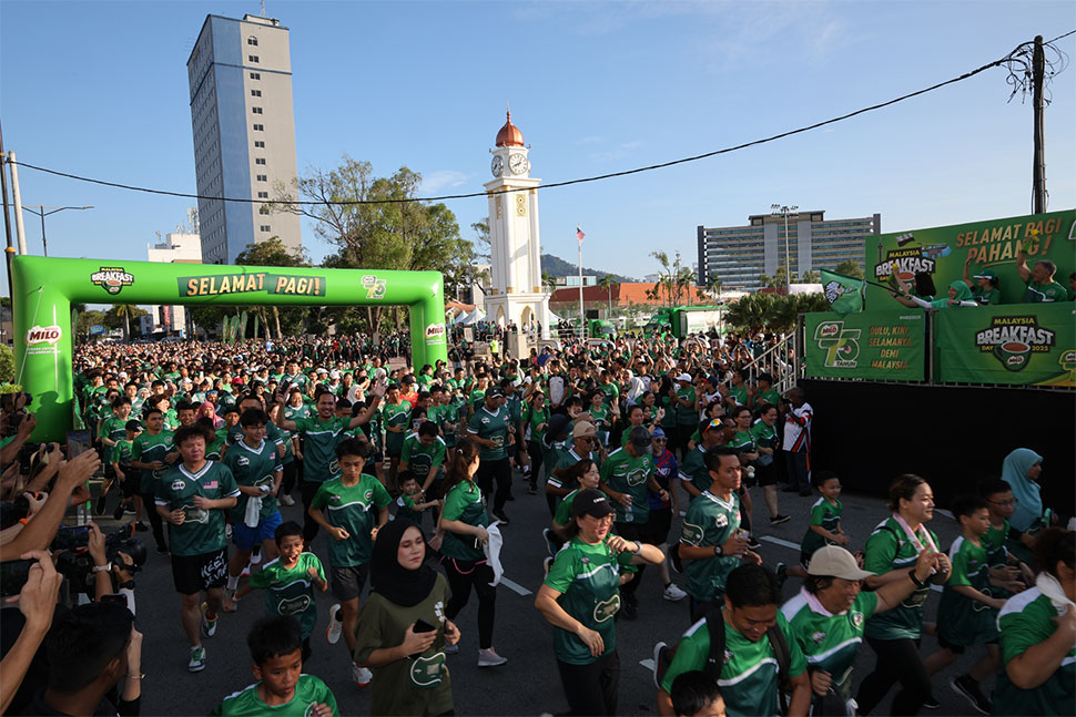 Flagging off the participants for the MILO® Breakfast Run in Kuantan
