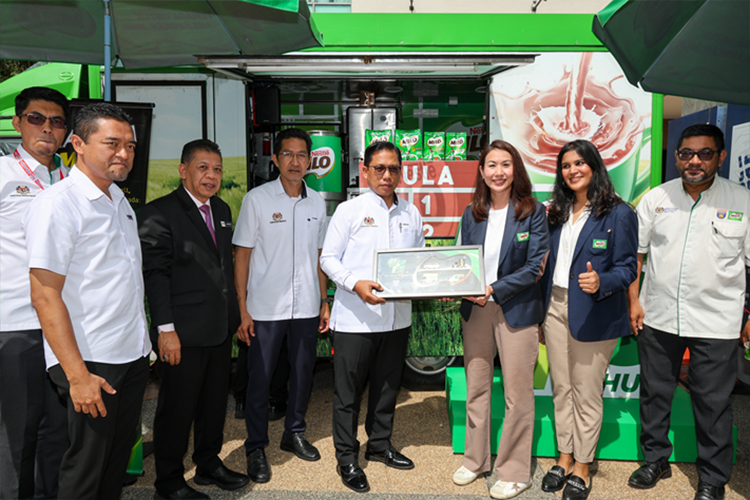 Ng Su Yen presenting a token of appreciation from MILO®