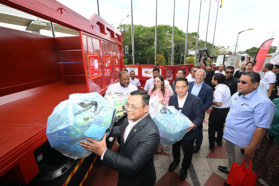 The recycling collection trucks that will be used as part of Programme SELKitar