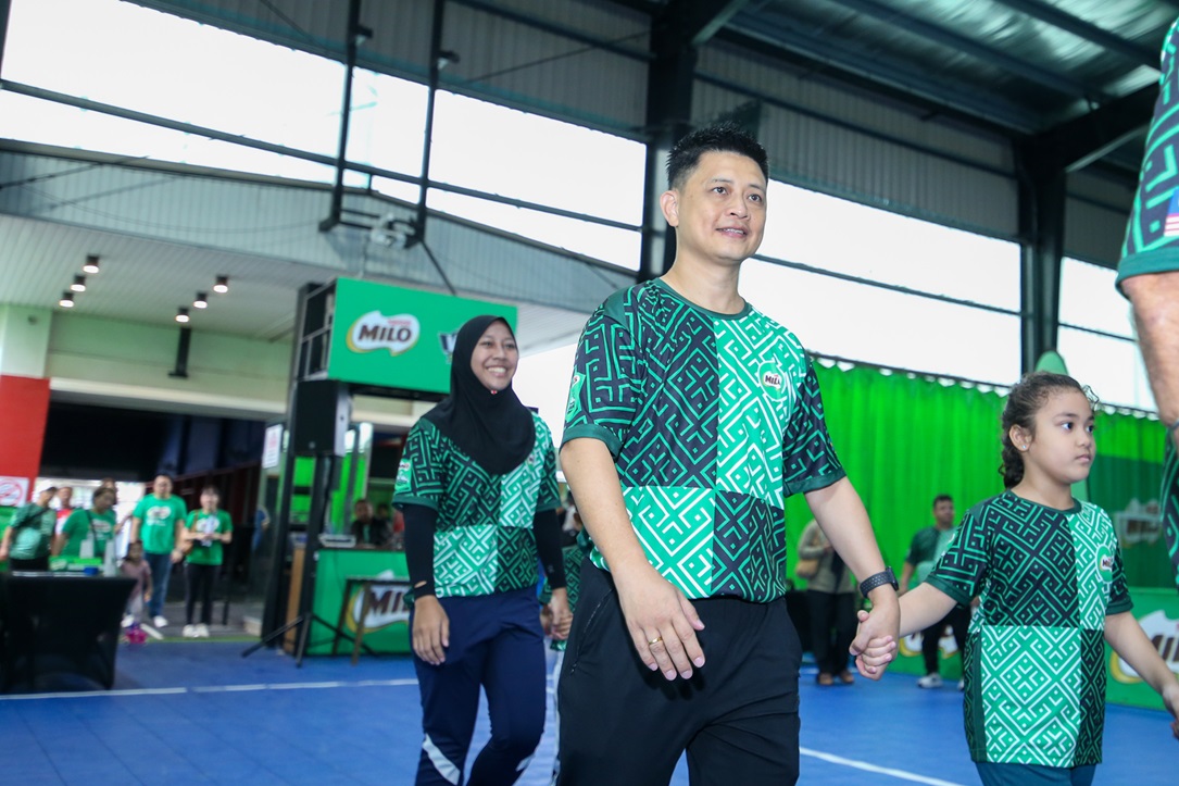 Coach Yong and Dhiya Addin walking in together during the opening ceremony