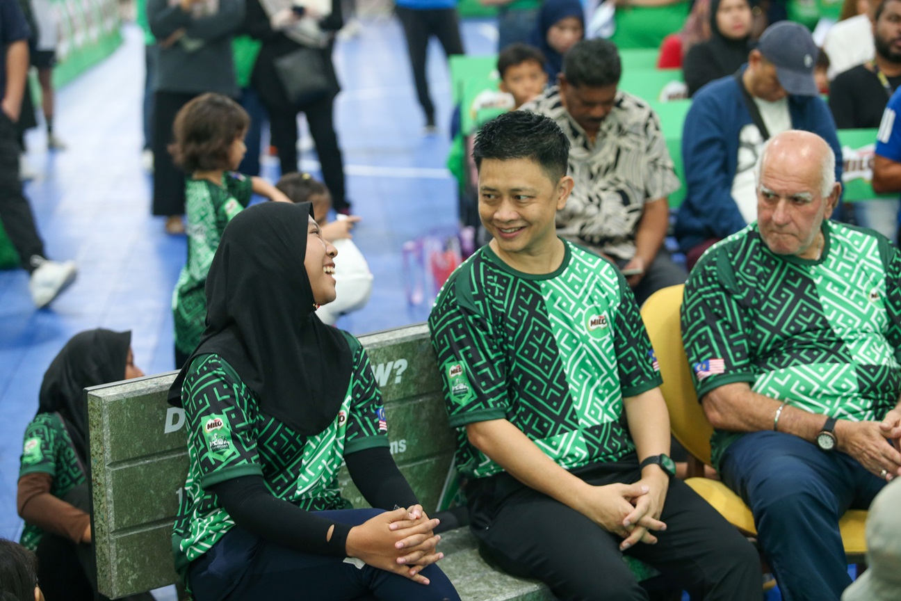 Dhiya Addin and Coach Yong catching up during MILO Hidup Bola event