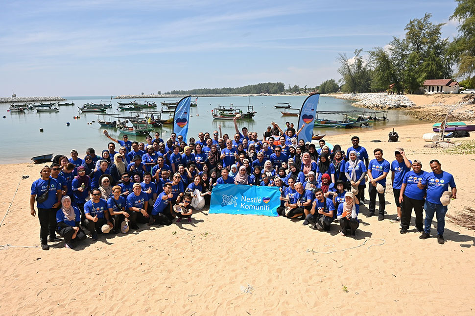 Over 350 volunteers, joined forces at Pantai Tok Jembal for the 2025 Nestlé Coastal and Underwater Clean-Up