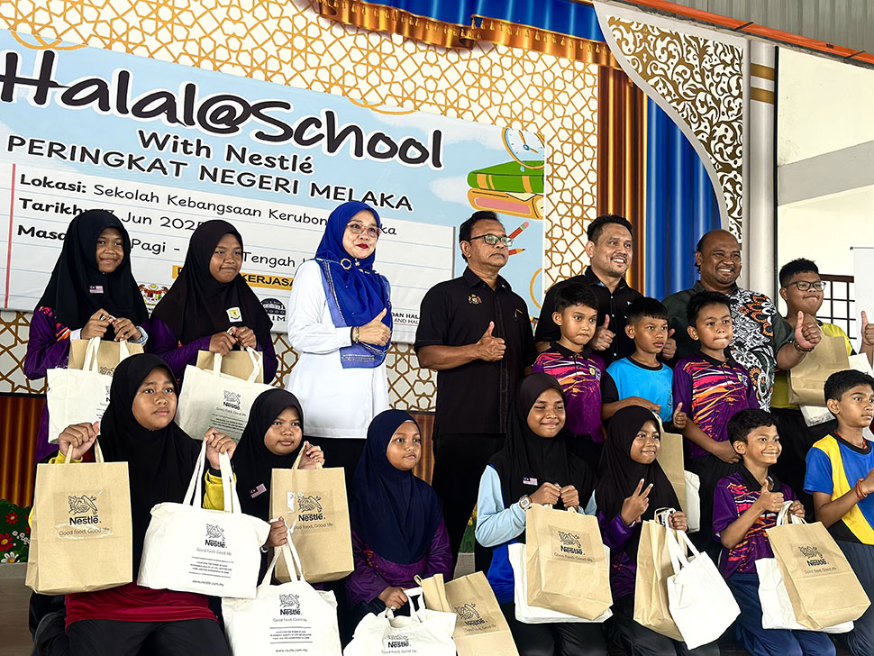Nasrul Hadi Mohamed Nor, Head of Halal Affairs, Nestlé Malaysia, with students at the state-level rollout of the Halal@School programme in Melaka