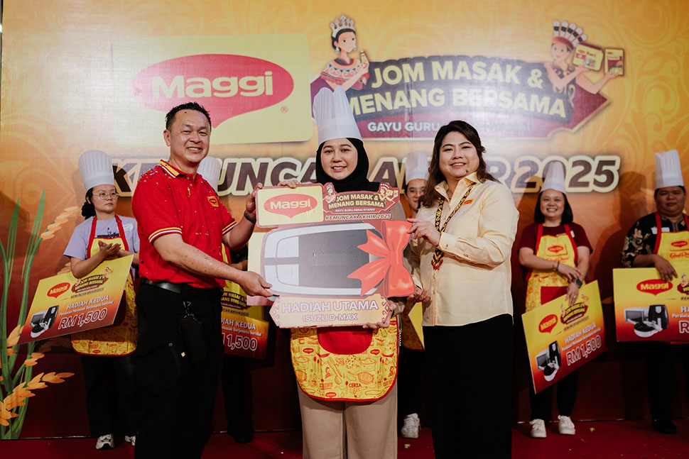 Norihan Bt Jamil receiving the grand prize - a brand-new ISUZU D-MAX.