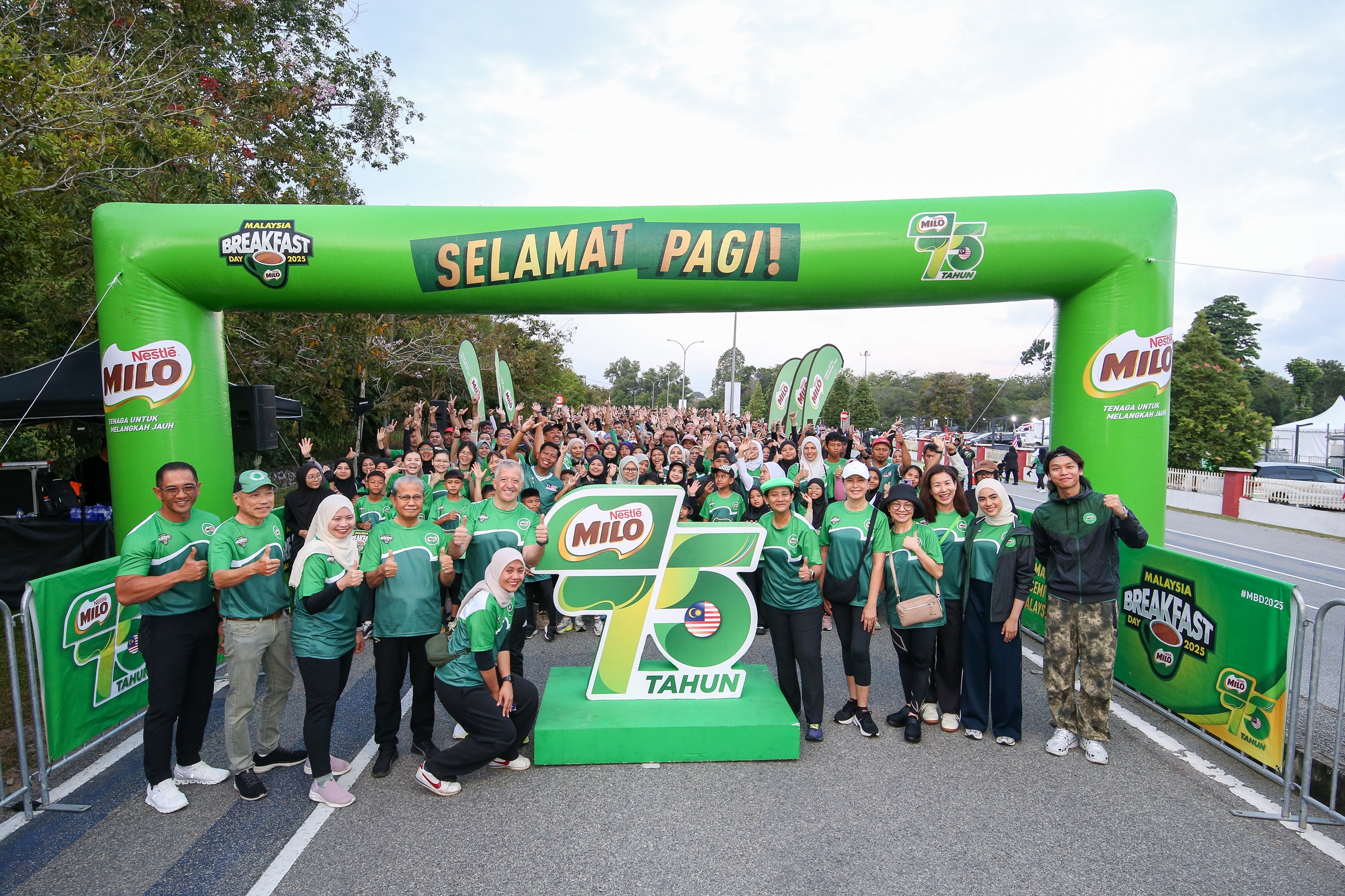 YTM Tunku Temenggong of Kedah (right of masthead) unveiling the 75th Anniversary masthead at the MILO Malaysia Breakfast Day 2025 in Kedah