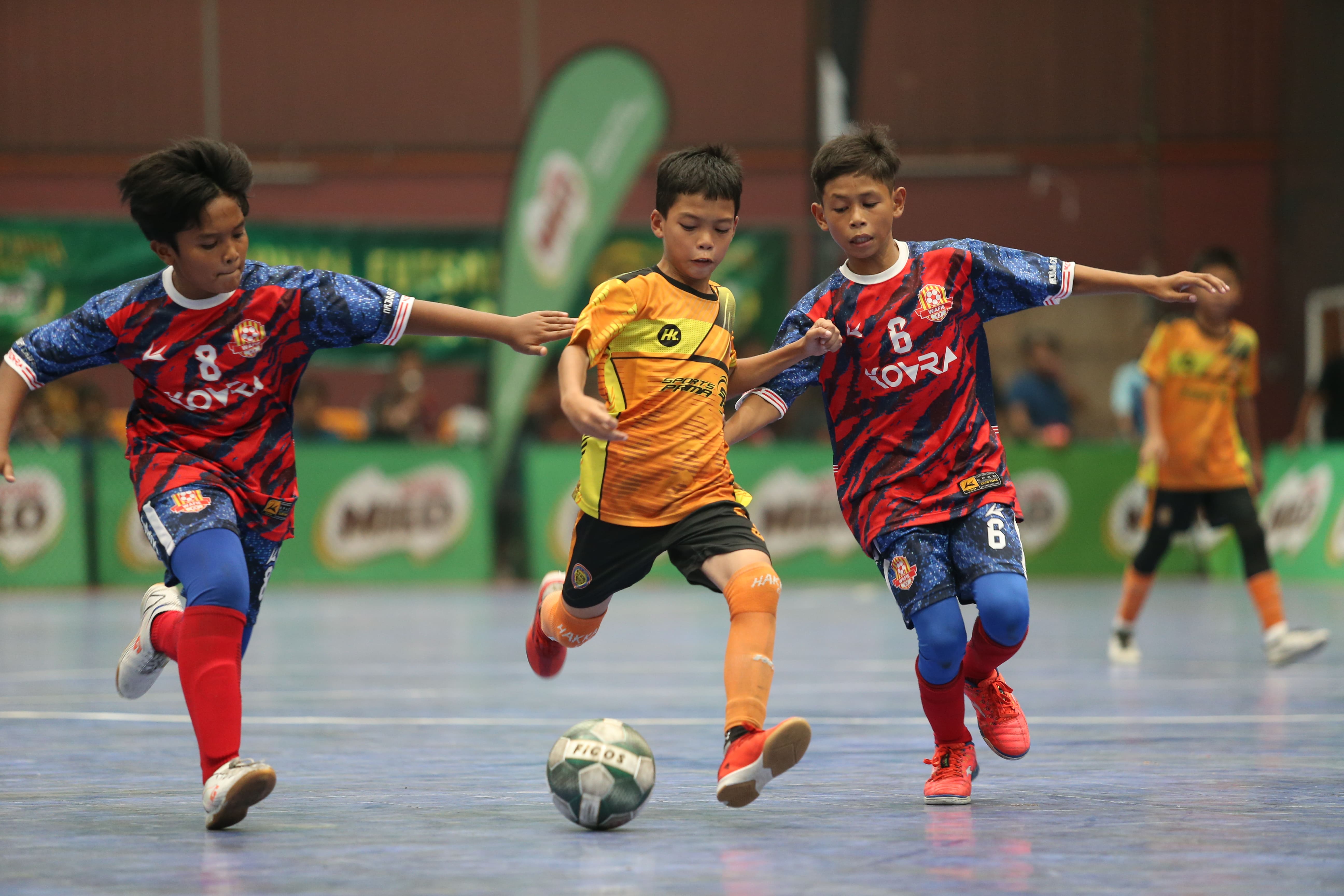 Stylo Mylo Orange player skilfully defending against the tackle