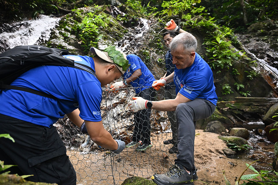 Juan Aranols, CEO of Nestlé Malaysia, joins Nestlé Sayang Komuniti volunteers building a gabion structure