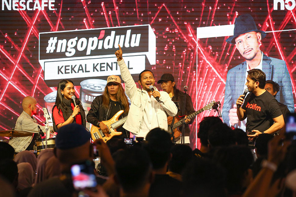 Black Hanifah performing to a lively audience during the “Konsert Kental” celebrations