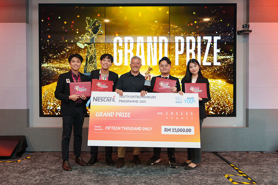 Juan Aranols CEO of Nestle MY and SG presenting the winners from UPM with the grand prize.