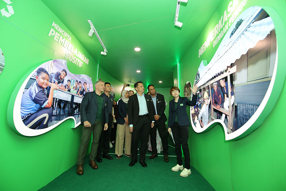 VIPs touring the MILO Energy for Good Sustainability Tunnel
