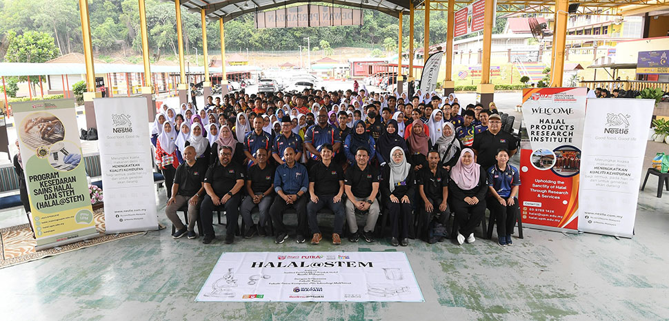 with students from SMK Bukit Baru, Melaka taking part in the interactive Halal@STEM sessions