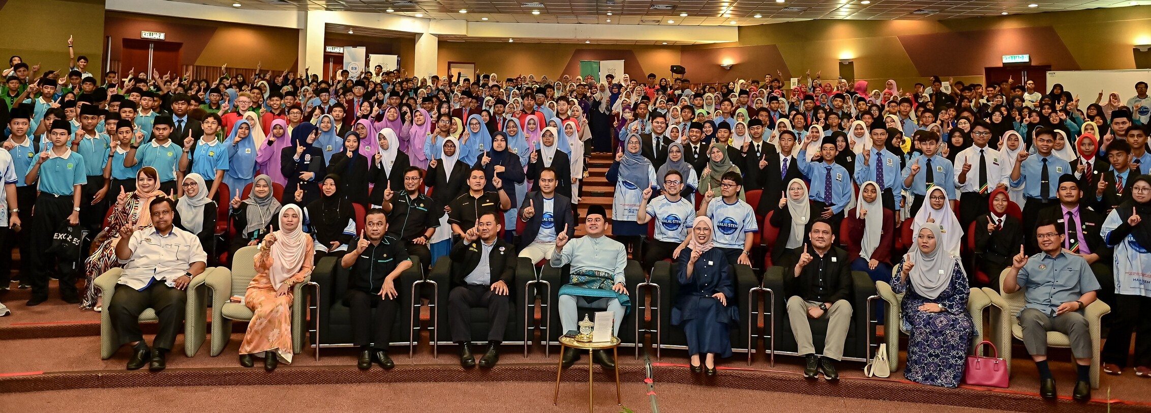 Photo 4: [From right] Nasrul Hadi Mohamed Nor, Head of Halal Affairs, Nestlé Malaysia, with participants of the Halal STEM Ex