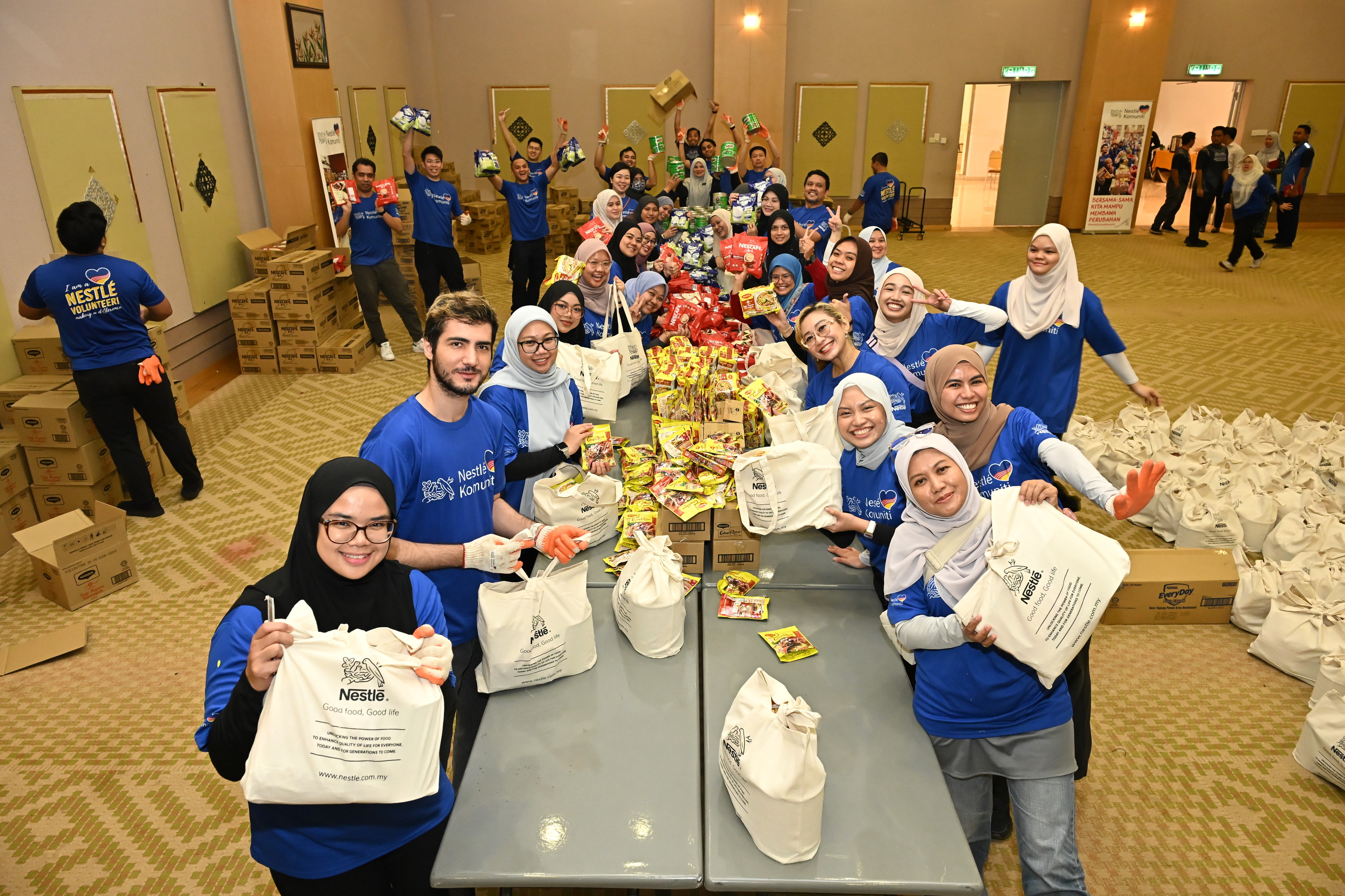 In partnership with JAKIM, Nestlé Sayang Komuniti volunteers packed 1,500 Bakul Ramadan