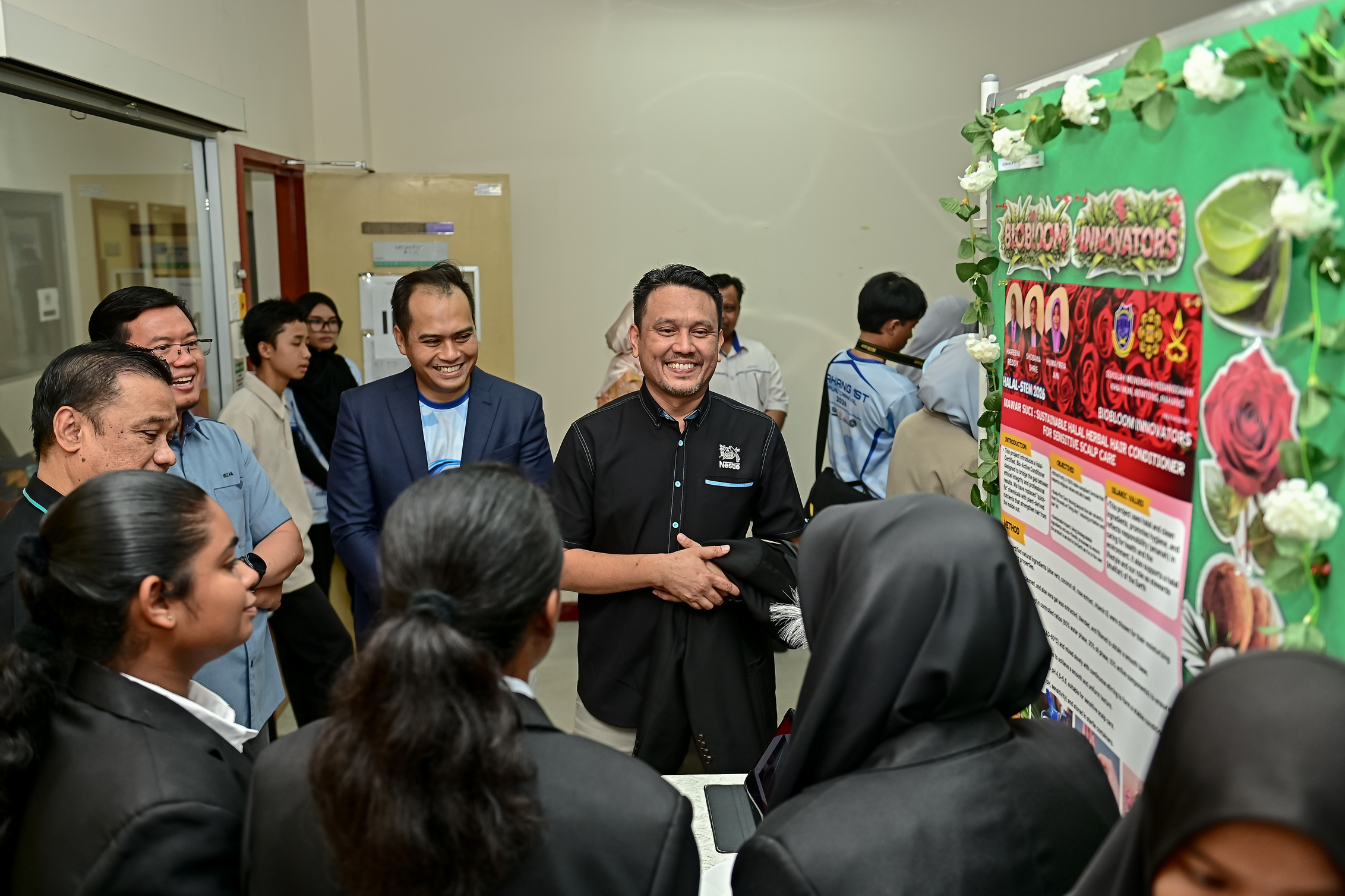 Photo 2: [Front row, fourth from left] Assoc. Prof. Dr. Mohd. Arifin bin Kaderi, Vice Director