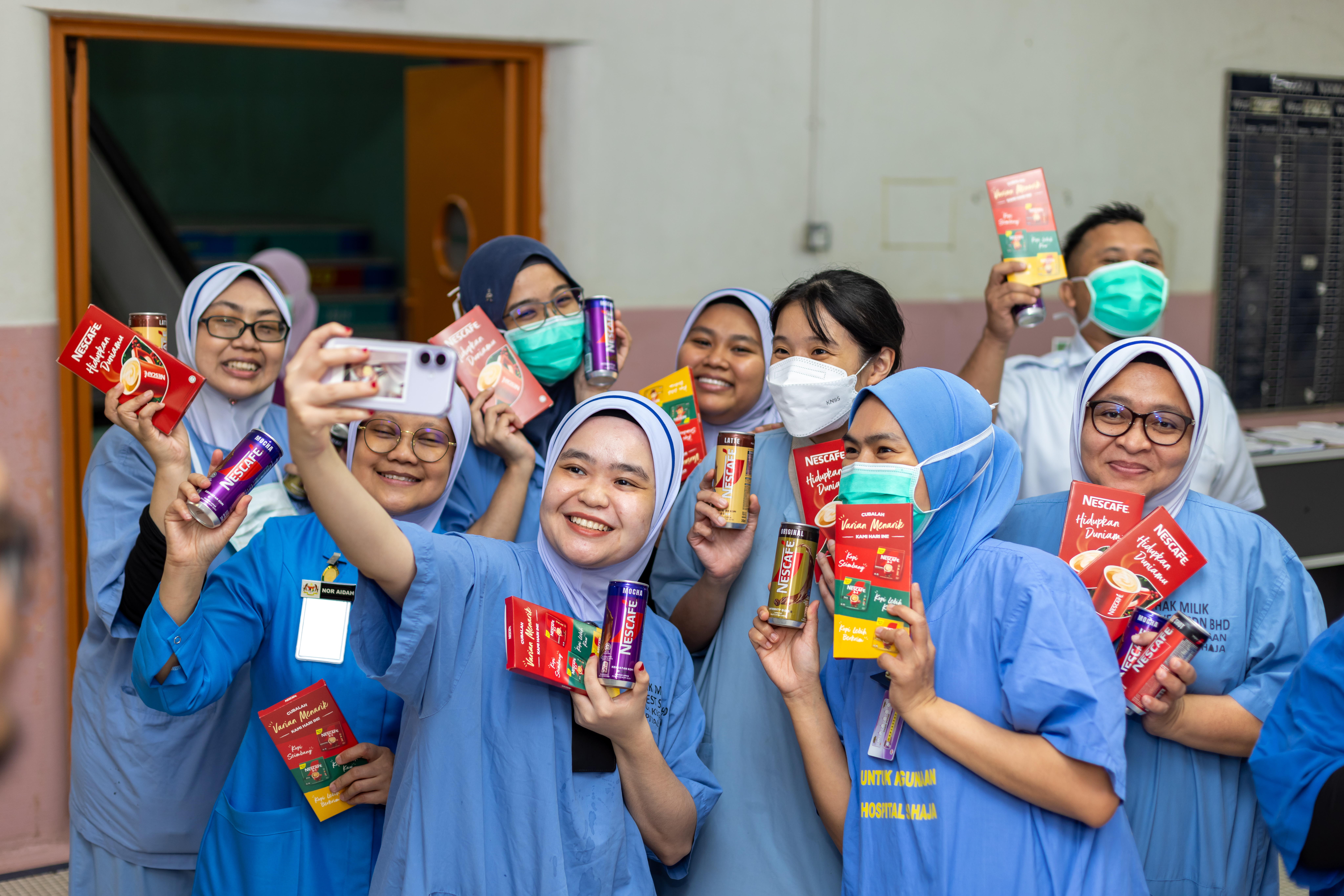 Dedicated frontliners of Hospital Sultanah Aminah were served a variety of NESCAFÉ drinks including its Classic, 3-in-1 and R