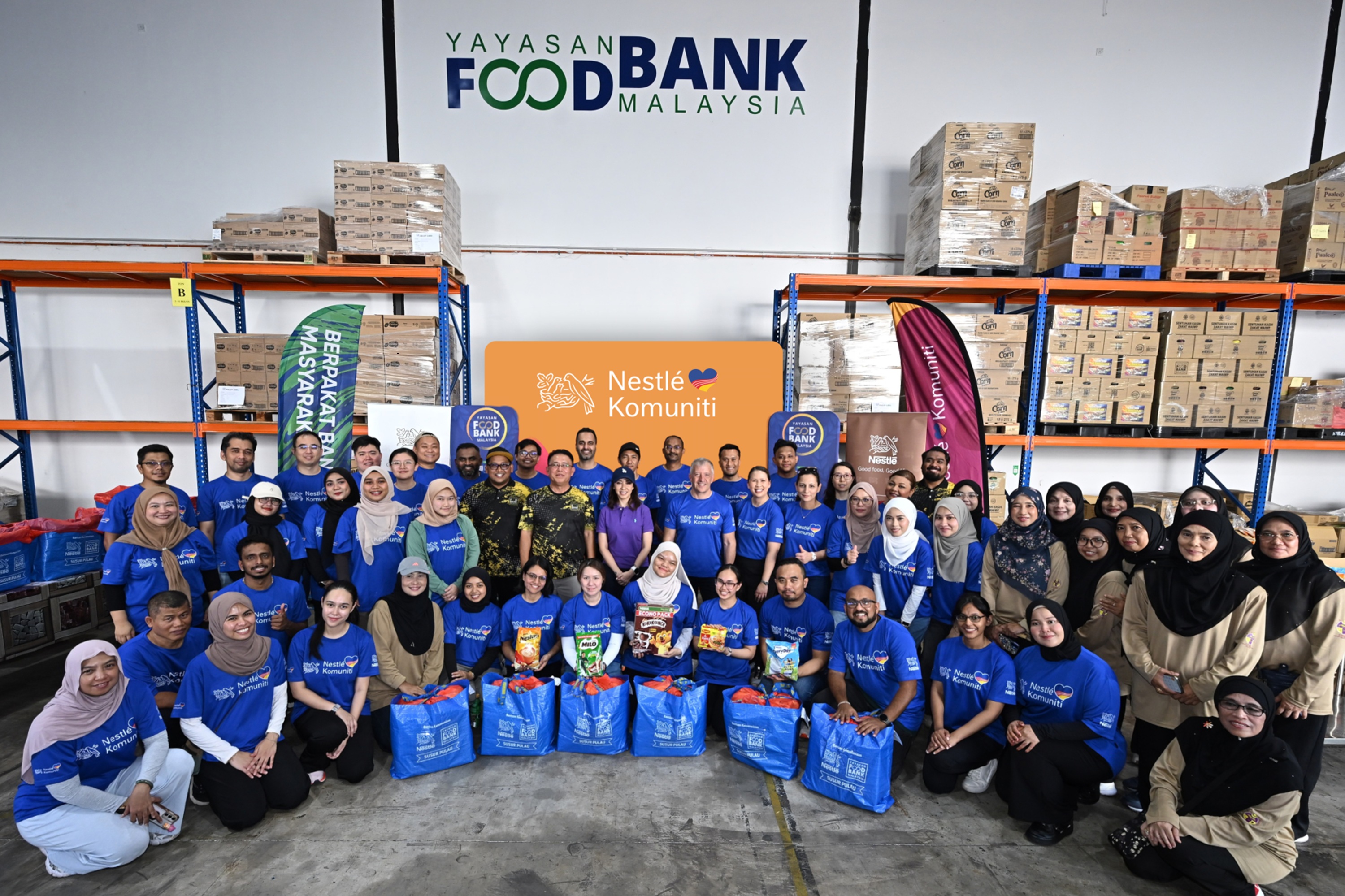 Volunteers from Nestlé Malaysia, YFBM and PUSPANITA Jabatan Kerja Raya