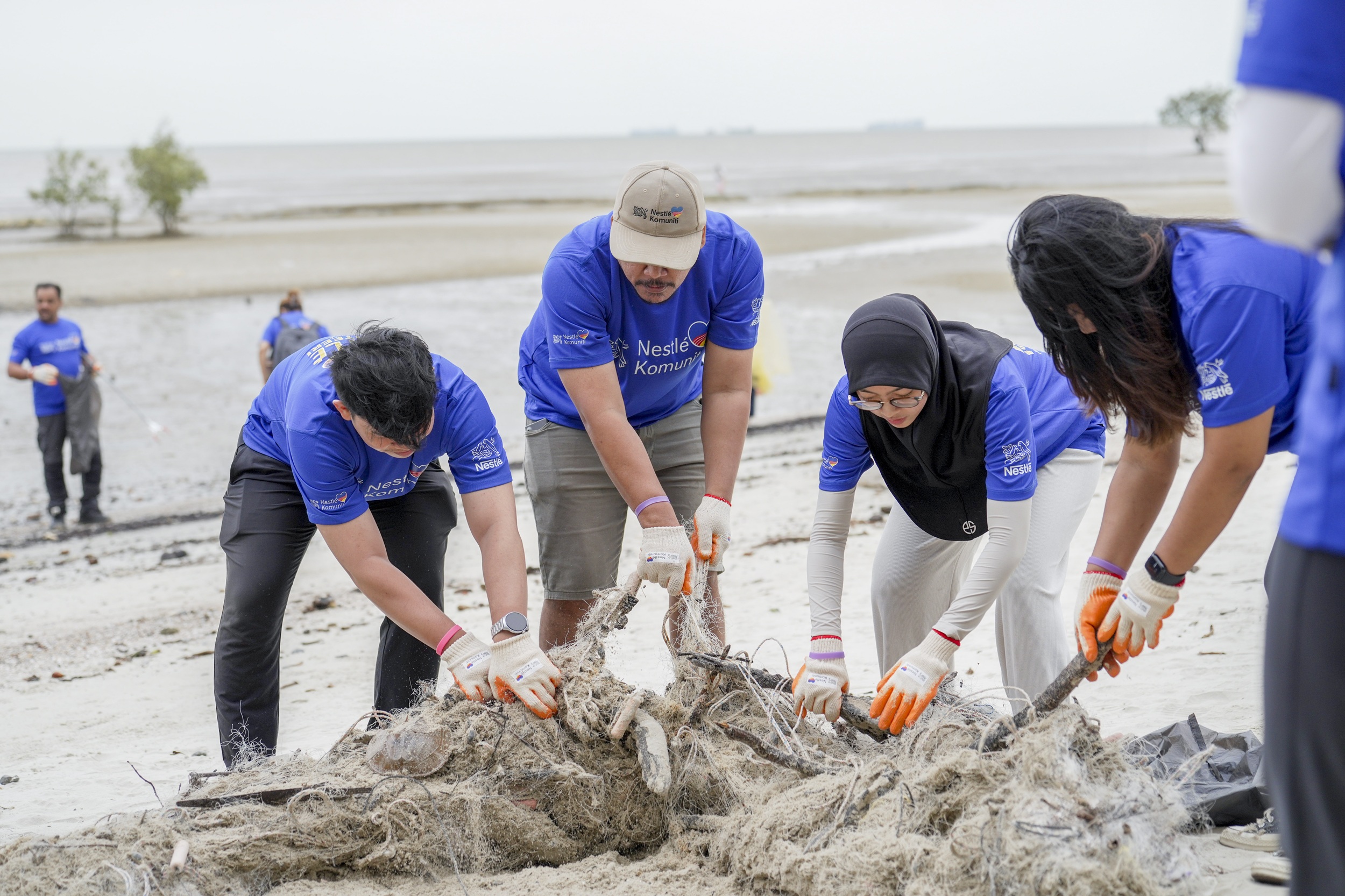 Nestlé Malaysia Strengthens Commitment to Coastal Conservation Through Beach Clean-Ups and Underwater Conservation