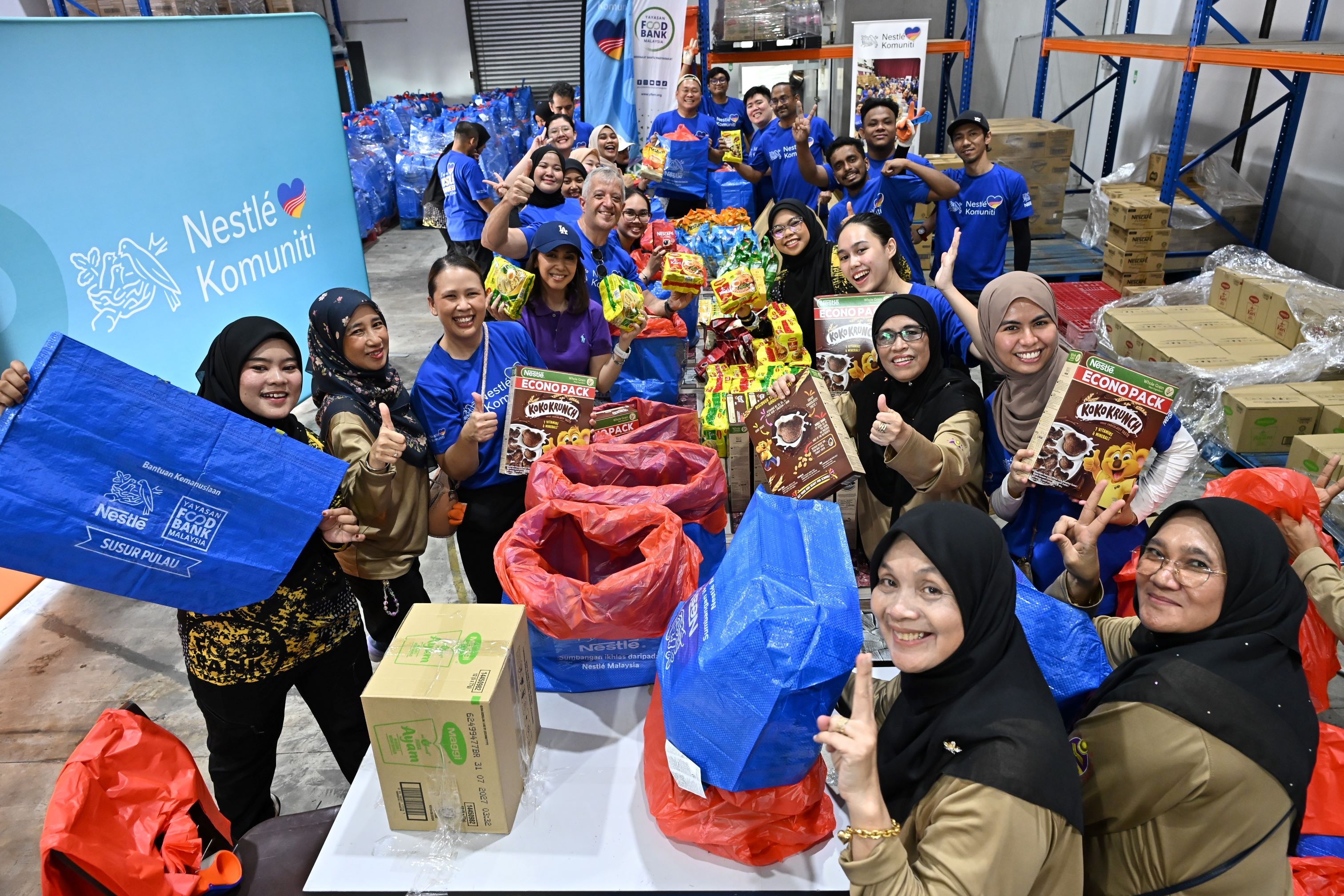 Volunteers from Nestlé Malaysia, YFBM and PUSPANITA Jabatan Kerja Raya