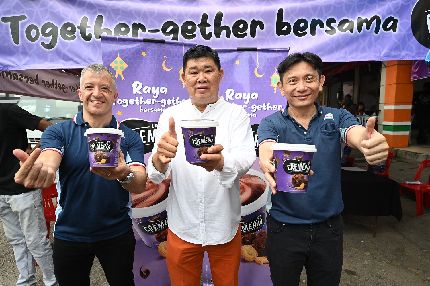 spreading festive Raya cheer by distributing Nestlé LA CREMERIA ice cream pints as part of the Raya Together-gether Bersama Nestlé LA CREMERIA campaign.