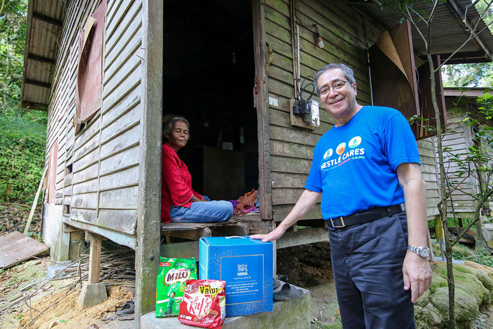 Dato' Adnan Pawanteh distributing Nestlé Cares' hamper