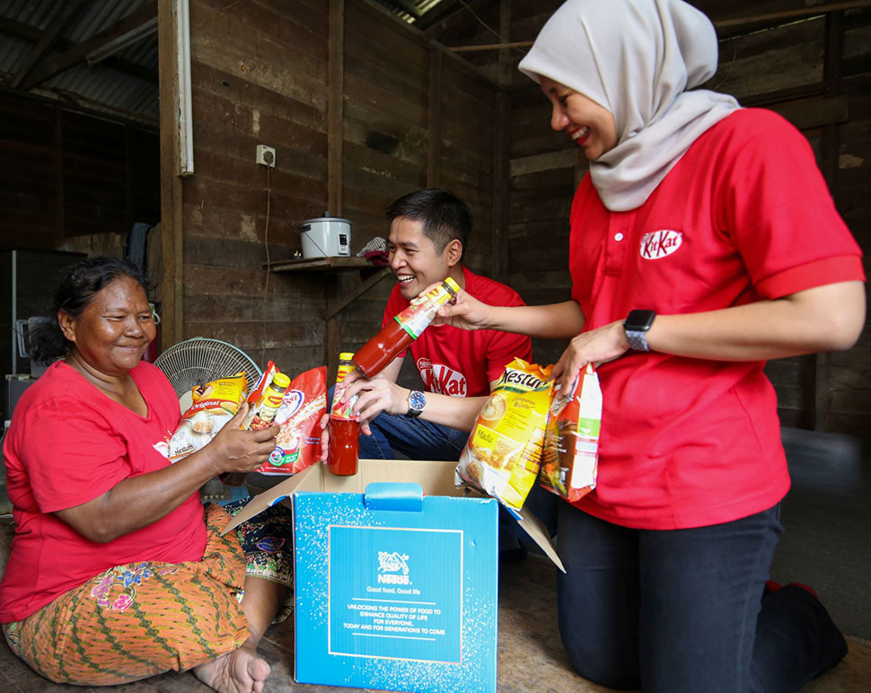the distribution of 150 units of Nestlé Cares hampers to Orang Asli