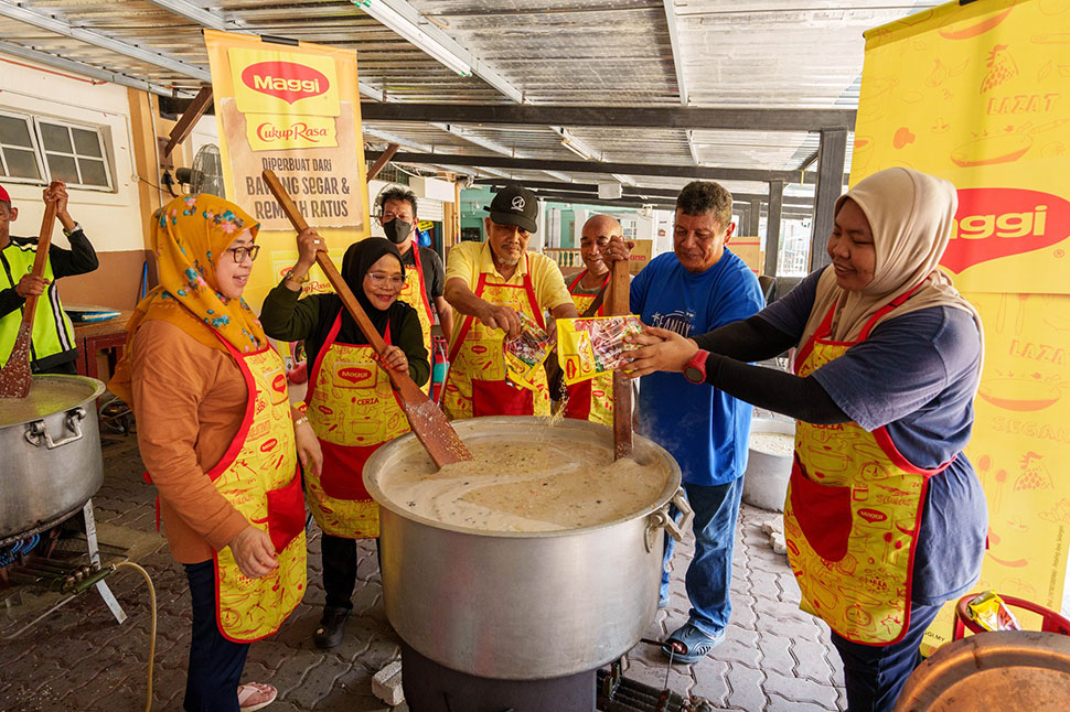 Head Chef of PPR Desa Rejang, and community volunteers cooking up the delicious MAGGI Bubur Lambuk