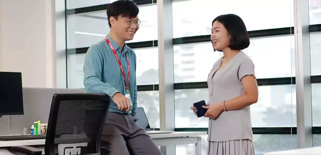 two colleagues at the office talking